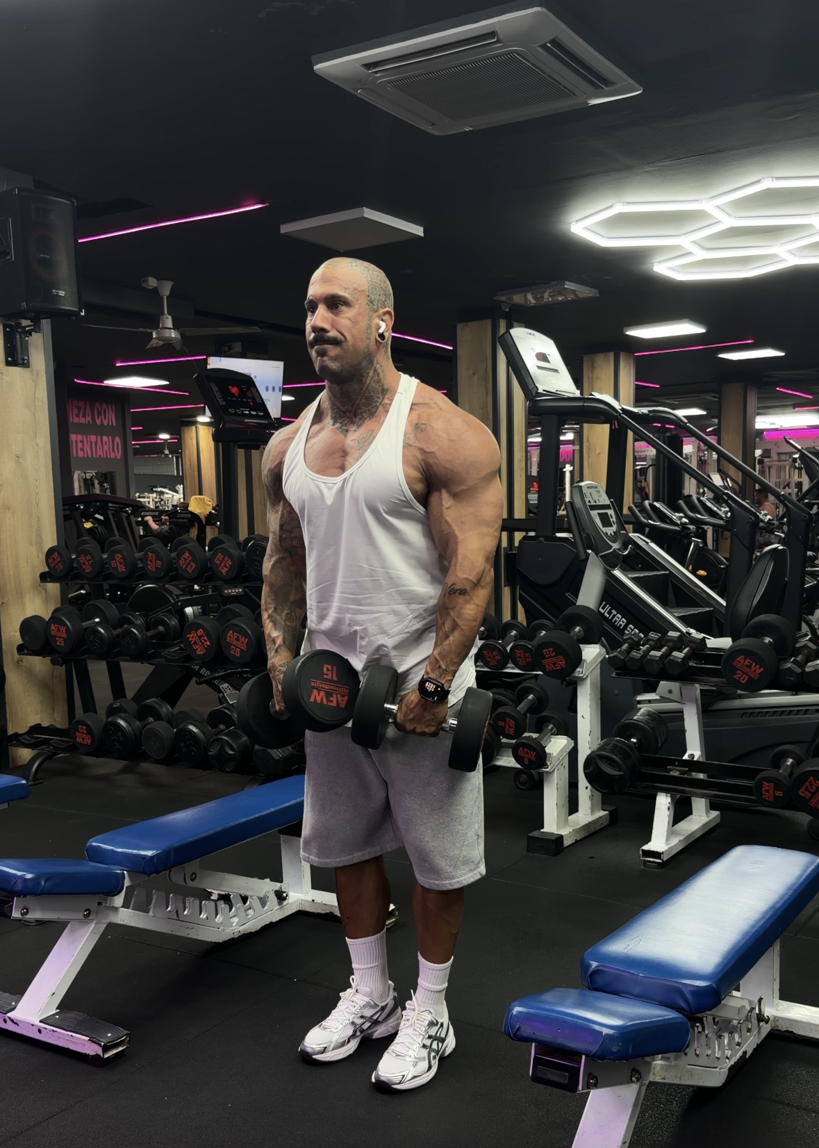 Zona de peso libre con bancos y mancuernas en Gimnasio Nuevo Estilo Fuengirola